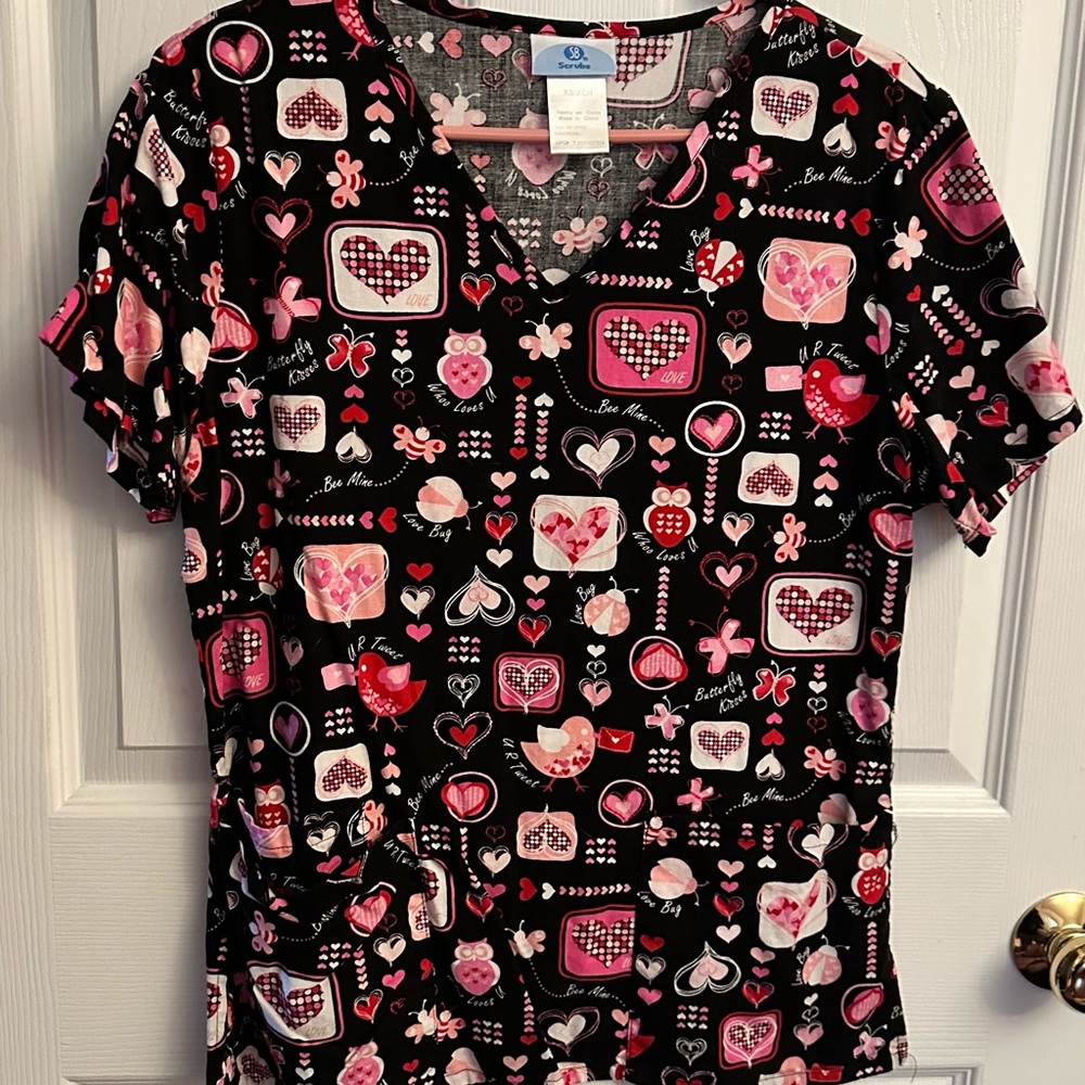 Valentines xs  scrub top. Pretty print   Rare. Like new. Be mine. Kisses